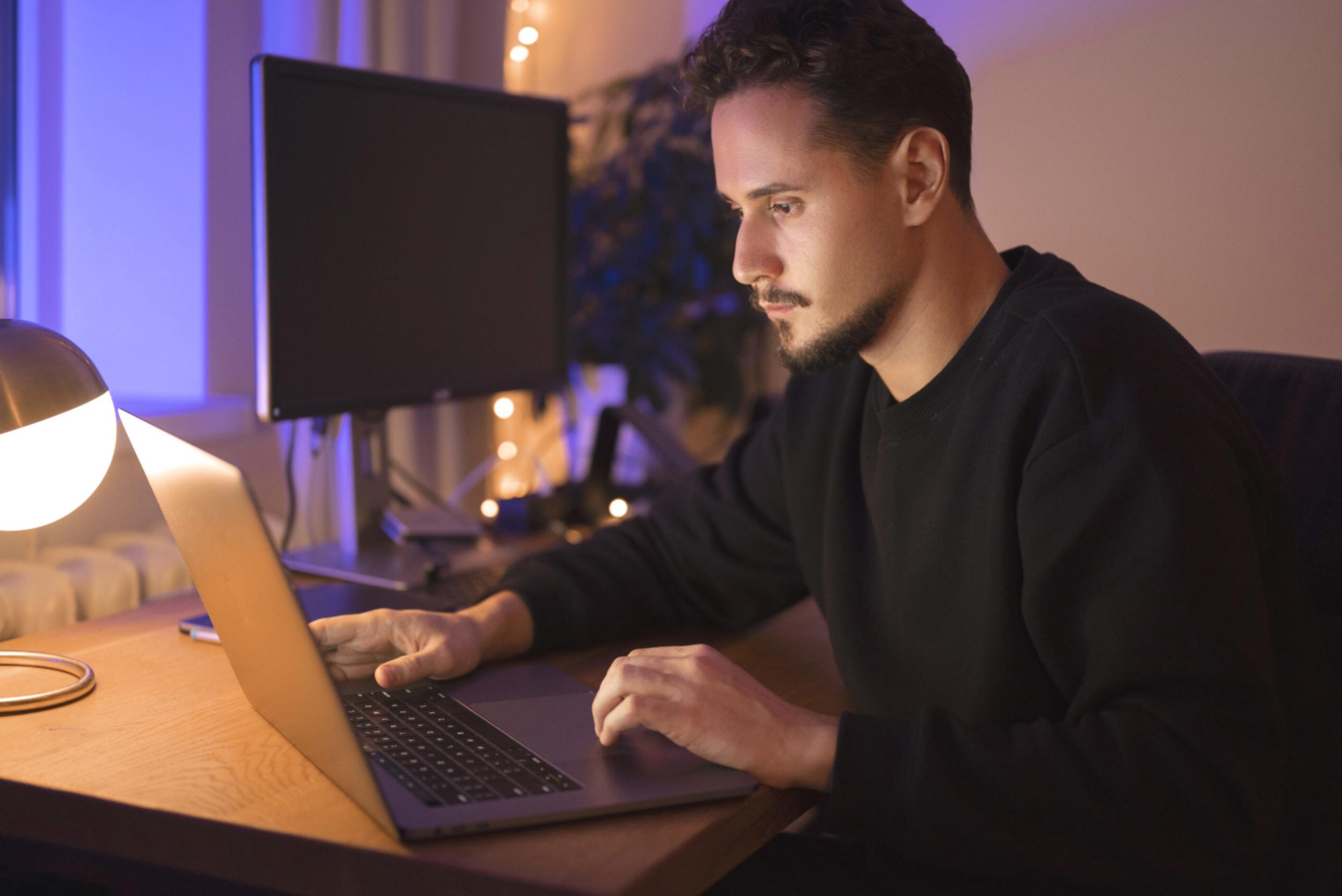 Specjaliści dreamy-pulse analizują dane systemu raportowania zgodności